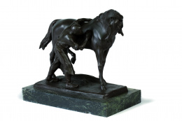 592.  “Mozo cepillando a un caballo” Escultura en bronce pavonadoFirmado: H. Muller .