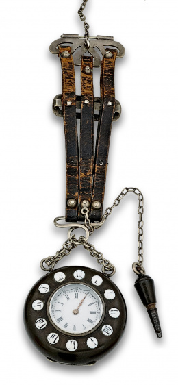 696.  Reloj de viuda en plata y ebonita con chatelaine y llave original. PP s XIX.