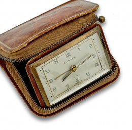 660.  Reloj despertador EUROPA en estuche de piel en forma de libro.