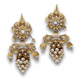 536.  Pendientes largos populares s.XVIII con racimos de aljófar de perlas y oro de 18K.