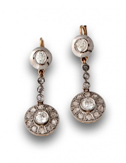 26.  Pendientes largos Art-Decó con rosetones de diamantes y brillantes de talla antigua colgantes de línea de diamantes y chatón de brillante superior.