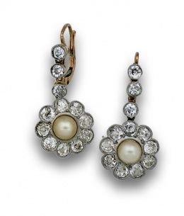 570.  Pendientes largos pps s XX de rosetones con perlas finas orladas de brillantes de talla antigua que penden de líneas de brillantes.