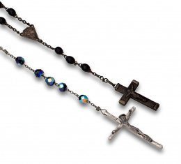 576.  Lote de dos rosarios de pps s XX, uno cuentas de cristal negro facetado y otro de semillas negras.