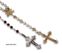 577.  Lote de cuatro rosario de pps s XX en metal con semillas negras, símil perlas ,semillas rojas y madera respectivamente.