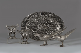 409.  Dos centros de plata con decoración cincelada, grabada y repujada.Montejo, mediados del S. XX.