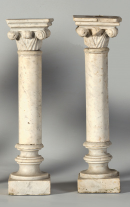 1165.  Pareja de columnas de mármol blanco de fuste cilíndrico y capitel corintio, S. XIX.