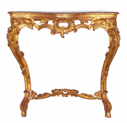 956.  Consola esquinera de estilo rococó en madera tallada y dorada, con tapa simulando mármol.Trabajo español, S. XIX.