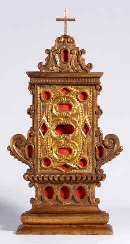 730.  Relicario arquitectónico de madera tallada, dorada y pintada de rojo.Trabajo español, S. XVII.