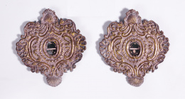 721.  Pareja de relicarios en metal plateado, reliquias bajo vitrales con filacterias “Doña María Coronel y P. Tena”, S. XVIII