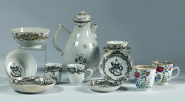 811.  Cafetera, un cuenco, dos tazas con sus platos, cuenco con tapa en porcelana china para la exportación estilo “Du Paquier”, en grisalla y dorado en el alero, con la figura mitológica de Juno.Qienlong, h. 1745.