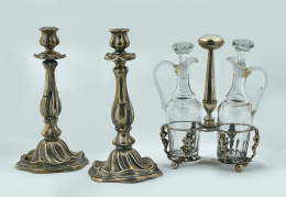 1134.  Pareja de candeleros de estilo Luis XV en plata francesa punzonada.Punzones de Hugo, ffs. S. XIX.
