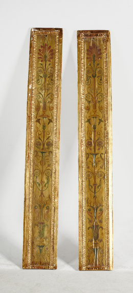 1043.  Pareja de paneles con decoración central “candelieri” pintado en lienzo sobre madera de pino con marco tallado y dorado.Escuela española siguiendo modelos renacentistas..