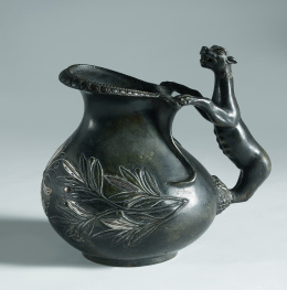 1048.  Aguamanil del Grand Tour en bronce pavonado y parcialmente bañado en plata.Trabajo italiano, S. XIX.