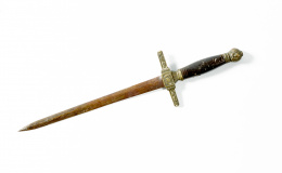 435.  Puñal con hoja de acero, empuñadura de madera y bronce decorado con hojas y triunfos.S. XVII.