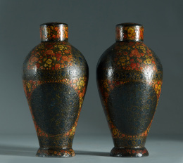 1154.  Pareja de urnas en papier maché policromadas con motivos florales sobre fondo negro.Cachemira, ff. S. XIX..