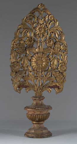 885.  “Exvoto”Con forma de jarrón con flores, de madera tallada y dorada.Trabajo español, S. XVIII..
