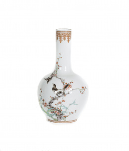 1320.  Jarrón globular en porcelana familia rosa con decoración vegetal y aves China, época República, S. XX