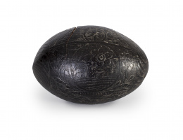 1109.  Alcancia o hucha en coco tallado.Venezuela o Guatemala, S. XVIII.