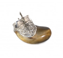 1107.  Chocolatera en asta montada en plata de decoración repujada y asas en tornapuntas rematadas por un mono.Trabajo colonial, Alto Perú, S. XVIII.