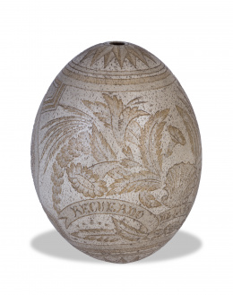 466.  Huevo de avestruz con decoración grabada, con el antiguo escudo de Uruguay y leyenda que reza: “Recuerdo de las Conchillas”.Uruguay, h. 1840..