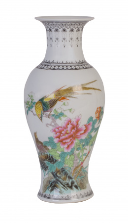 1142.  Vaso de porcelana esmaltada, con decoración de faisanes, peonías y caligrafía. Época República China1912-1949