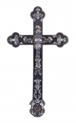1162.  Cruz de madera de ébano e incrustaciones de nácar.Macao, china, S. XIX..