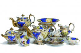 571.  Juego de café y té de porcelana esmaltada y dorada, decorada con con cartelas de flores.Francia, h. 1850..