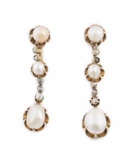 7.  Pendientes largos Victorianos con tres perlas naturales y chatones de diamantes talla rosa y brillantes de talla antigua articulados
