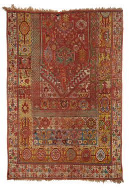 1126.  Alfombra caucásica antigua en lana con decoración geométrica.