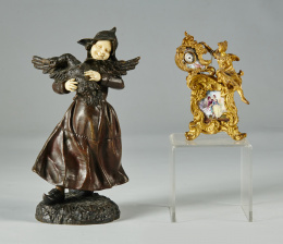 1256.  Reloj estilo Luis XV en metal dorado con esmalte de escena galante.Trabajo francés, ff. S. XIX