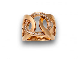104.  Sortija ancha con aros encadenados y brillantes en el central. En oro rosa de 18K.