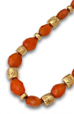 649.  Collar con cornalinas facetadas y entrepiezas y cierre en oro amarillo de 18K.