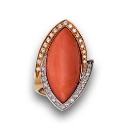139.  Sortija navette en oro blanco y rosa  de 18K con coral y brillantes en orla en dos niveles enfrentados.