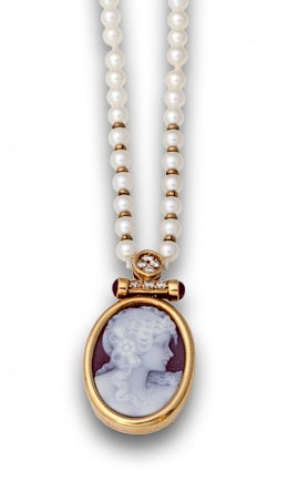 620.  Gargantilla de perlas con colgante de camafeo de dama en ágata bicolor, adornado por brillantes y rubíes. 