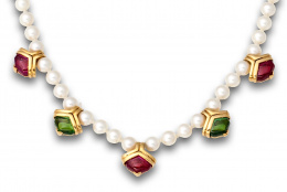 665.  Gargantilla de perlas con cinco motivos en oro amarillo con cuarzos rojos y verdes en oro de 18K.