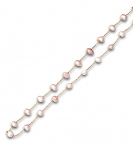 95.  Collar con perlas rosa combinadas con cadena fina en oro de 18K.