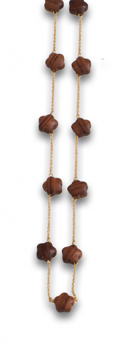 674.  Gargantilla con piezas de flores talladas en madera y cadena fina en oro de 18K.
