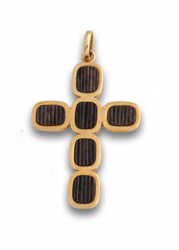 678.  Cruz colgante con piezas de pelo de elefante enmarcadas en oro amarillo de 18K.