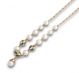 88.  Collar con centro de perlas cultivadas y motivos de esmalte azul y blanco que pende de cadena fina.