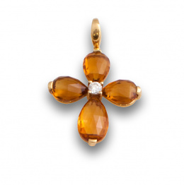 98.  Cruz colgante de citrinos facetados con brillante central de 0,20 ctes aprox,en oro de 18K.