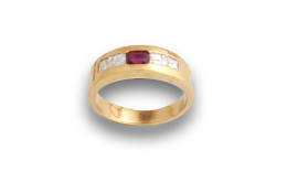 741.  Sortija con rubí central de 0,35 ctes entre dos diamantes talla carré y dos talla esmeralda.