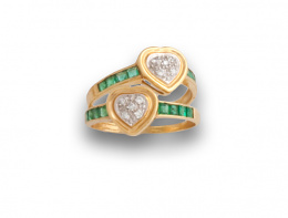 740.  Sortija con corazón de pavé de brillantes y esmeraldas calibradas en los brazos de la montura.