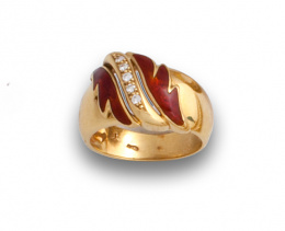 719.  Sortija con línea sinuosa de brillantes entre hojas de esmalte rojo.