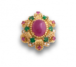 100.  Sortija en forma de flor con  con rubí cabuchón central de 6 ctes rodeado por esmeraldas, brillantes y rubíes.