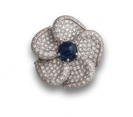 117.  Broche flor con cabuchón central de zafiro de 3 ctes  y pétalos de pavé de brillantes.