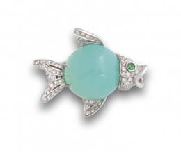 714.  Broche en forma de pez globo realizado con calcedonia azul de 23 ctes , brillantes y ojo de tsavorita.