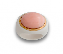 730.  Sortija en ágata blanca tallada con cabuchón de coral piel de ángel y oro de 18K.