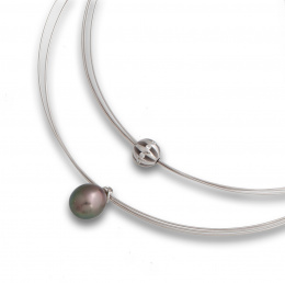 665.  Gargantilla en hilo de oro blanco de 18K con perla de Tahití en forma de perilla .