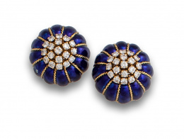 115.  Pendientes flor de esmalte azul con gran rosetón de brillantes central.