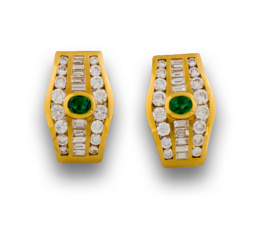 747.  Pendientes con brillantes y diamantes talla baguette engastados en carril y esmeraldas centrales.